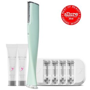 DERMAFLASH LUXE dermaplaning exfoliating device